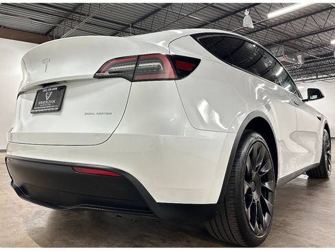 Used 2023 Tesla Model Y Long Range AWD/4WD image 11