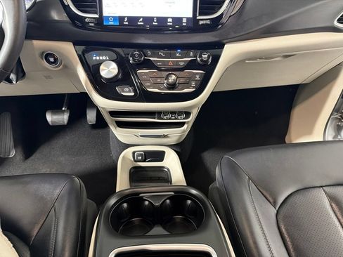 Used 2024 Chrysler Pacifica Touring-L FWD image 17