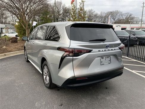 Used 2024 Toyota Sienna LE image 6
