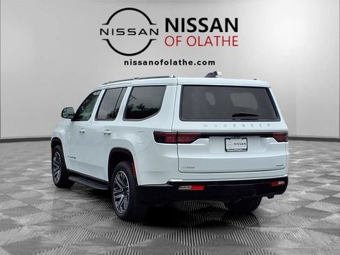 Certified 2024 Jeep Wagoneer Series II w/ Flexible Seating Group AWD/4WD image 3