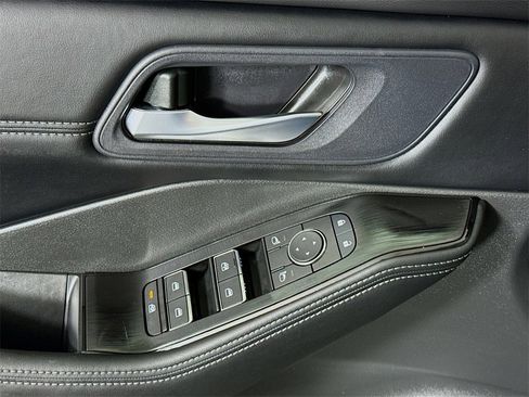 Certified 2025 Nissan Rogue SL image 24