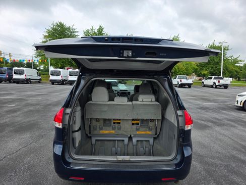Used 2012 Toyota Sienna LE w/ Towing Pkg FWD image 9