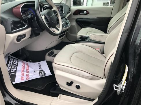 Used 2020 Chrysler Pacifica Limited image 5