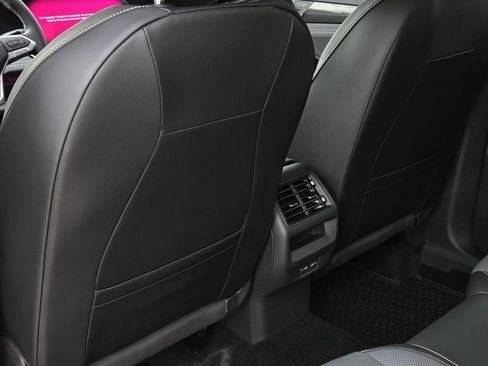 Used 2025 Volkswagen Tiguan SE FWD image 28