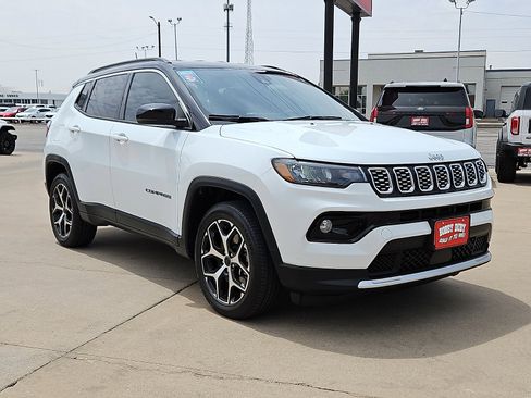Used 2025 Jeep Compass Limited AWD/4WD image 4
