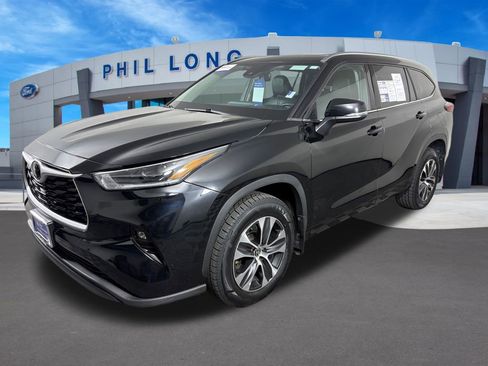 Used 2021 Toyota Highlander XLE AWD/4WD image 1