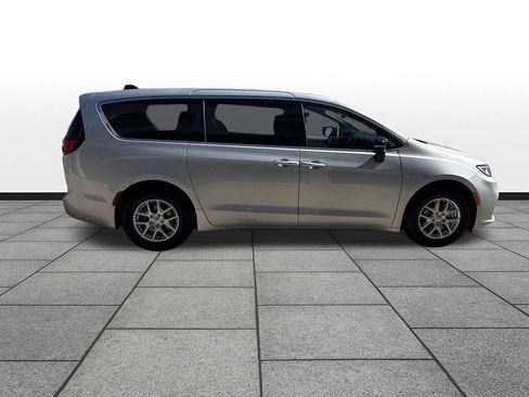 Used 2024 Chrysler Pacifica Touring-L FWD image 6
