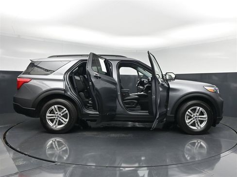 Used 2022 Ford Explorer XLT w/ Equipment Group 202A AWD/4WD image 31