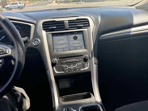 Used 2018 Ford Fusion SE w/ Fusion SE Technology Package FWD image 13