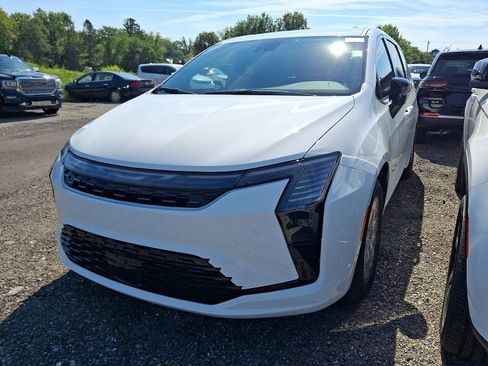 New 2027 Chrysler Pacifica Select FWD image 3