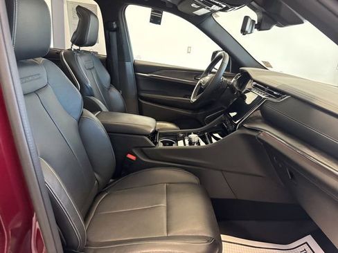 Used 2024 Jeep Grand Cherokee Overland w/ Luxury Tech Group IV AWD/4WD image 37