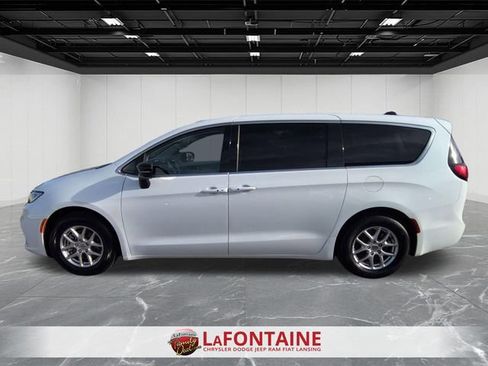 Used 2024 Chrysler Pacifica Touring-L FWD image 2
