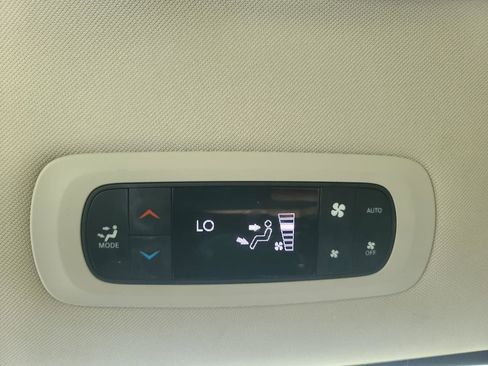 Used 2023 Chrysler Pacifica Touring-L FWD image 21