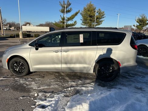 New 2026 Chrysler Pacifica Select image 17