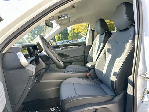 New 2025 Volkswagen Tiguan SE image 12