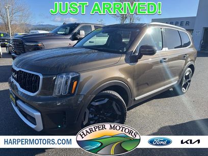 Used 2025 Kia Telluride EX w/ EX Captain's Chair Package