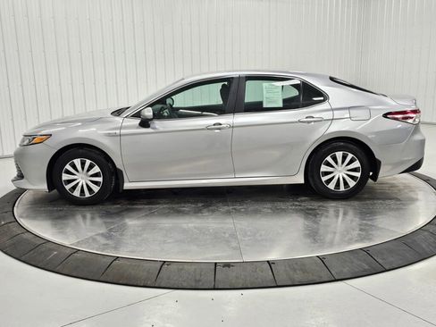 Used 2018 Toyota Camry LE image 2