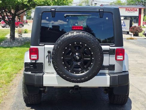 Used 2015 Jeep Wrangler Unlimited Sahara w/ Connectivity Group AWD/4WD image 5