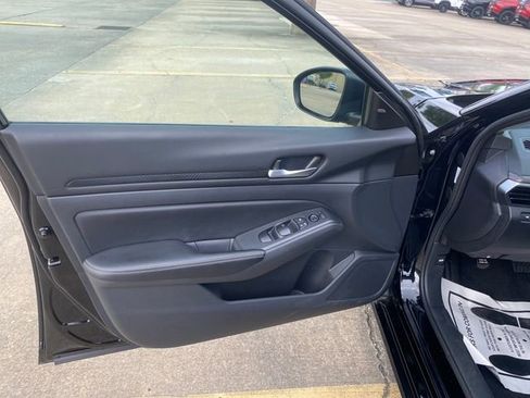 Used 2025 Nissan Altima 2.5 SV FWD image 13