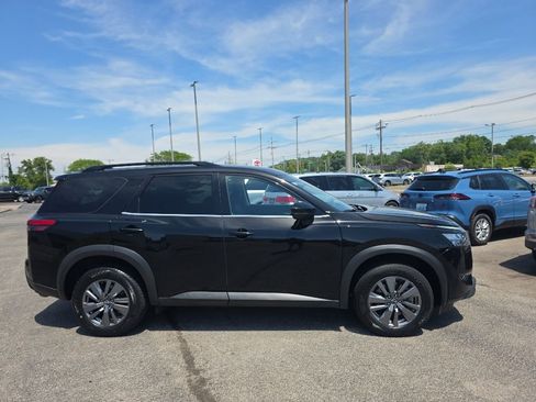 Used 2025 Nissan Pathfinder SV AWD/4WD image 3