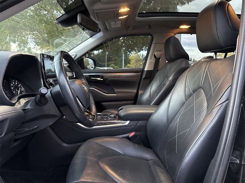 Used 2020 Toyota Highlander Platinum image 8