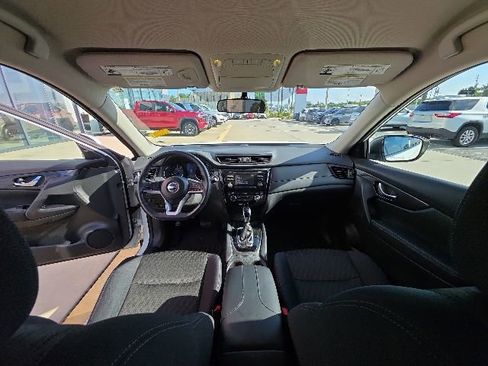 Used 2017 Nissan Rogue SV FWD image 25