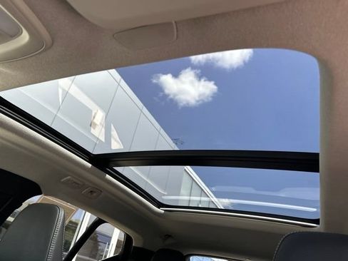 Certified 2025 Volvo XC40 B5 Plus AWD/4WD image 31