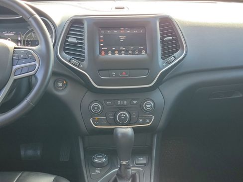Used 2019 Jeep Cherokee Latitude Plus w/ Cold Weather Group AWD/4WD image 19