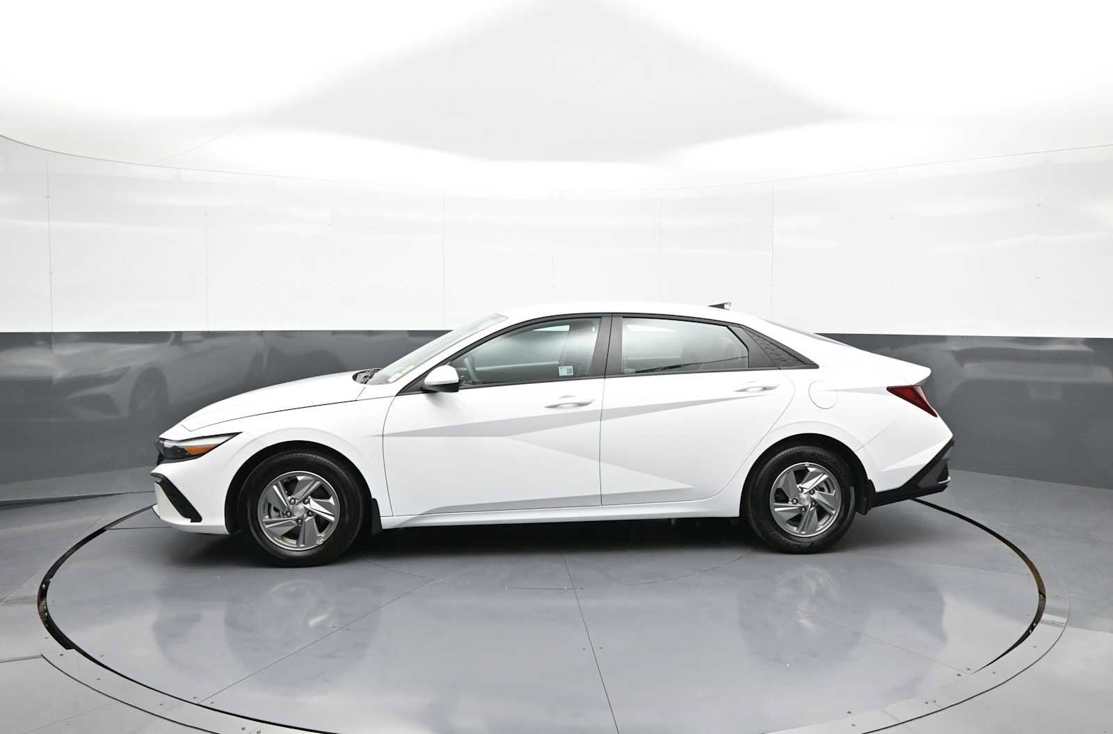 Used 2025 Hyundai Elantra SE FWD image 9