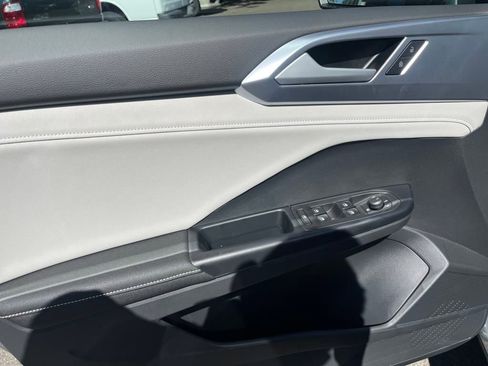 New 2025 Volkswagen Taos SE image 8