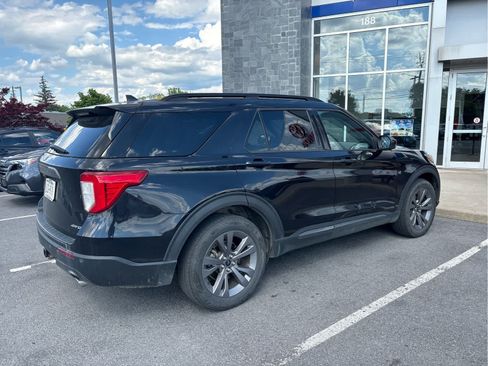 Used 2022 Ford Explorer XLT w/ Equipment Group 202A AWD/4WD image 3