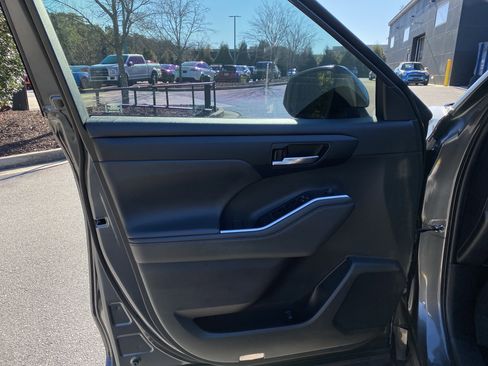 Used 2022 Toyota Highlander XLE image 25