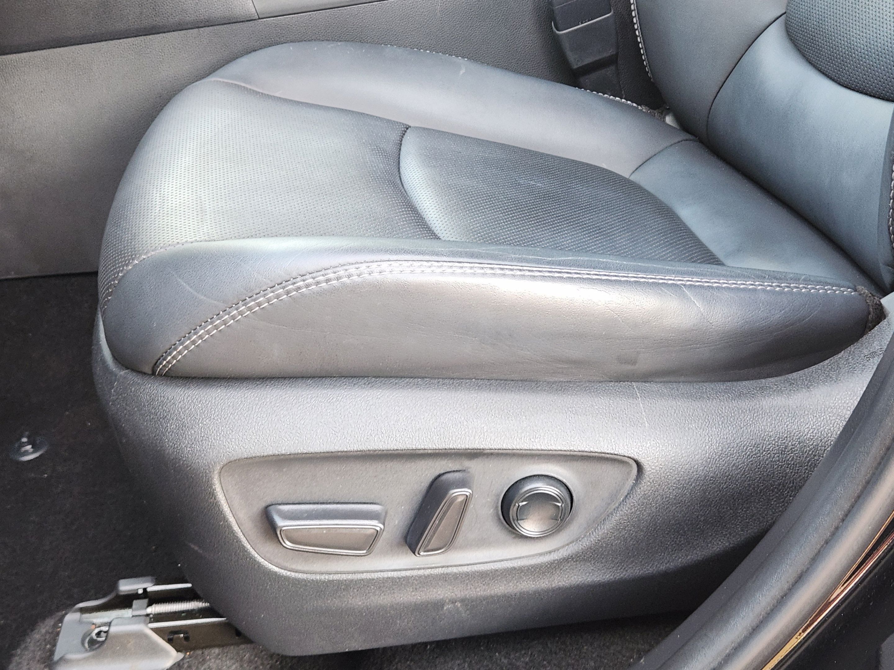 Used 2019 Toyota RAV4 Limited w/ Cold Weather Package FWD image 19