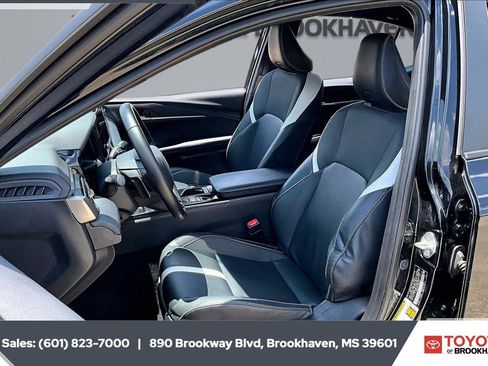 Used 2025 Toyota Camry SE w/ Convenience Package FWD image 18