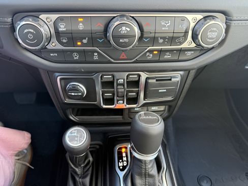 New 2025 Jeep Gladiator Sport image 13