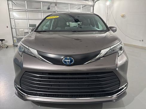 Used 2024 Toyota Sienna XLE w/ XLE Plus Package FWD image 2