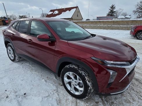 Used 2024 Chevrolet Trax LS w/ LS Convenience Package FWD image 10