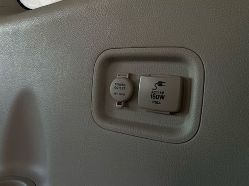 Used 2012 Hyundai Veracruz Limited w/ Entertainment Pkg image 28