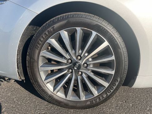 Used 2017 Kia Cadenza Premium w/ Luxury Package image 8