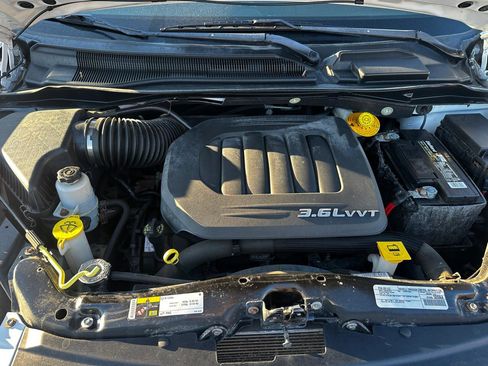 Used 2016 Chrysler Town & Country Touring-L image 23