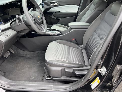 Used 2025 Chevrolet Trax LT FWD image 11