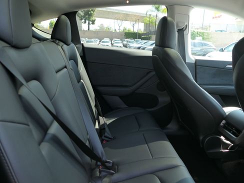 Used 2023 Tesla Model Y Long Range AWD/4WD image 22