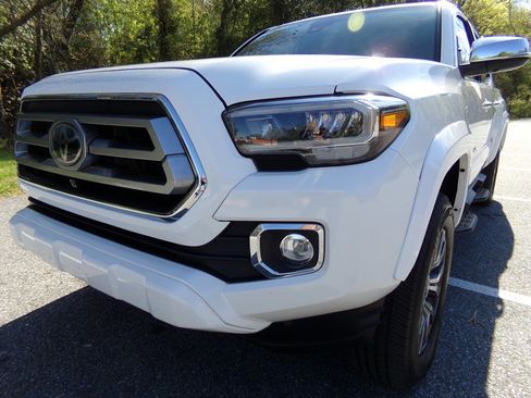 Used 2021 Toyota Tacoma Limited image 2