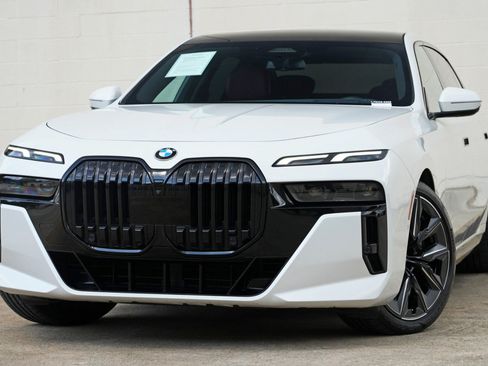Used 2023 BMW 740i w/ Parking Assistance Package RWD image 3