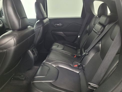 Used 2019 Jeep Cherokee Latitude Plus w/ Cold Weather Group AWD/4WD image 18