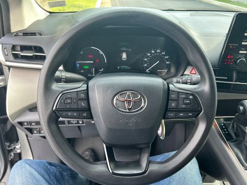 Used 2024 Toyota Sienna LE FWD image 14
