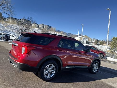 Certified 2022 Ford Explorer XLT w/ Equipment Group 202A image 5