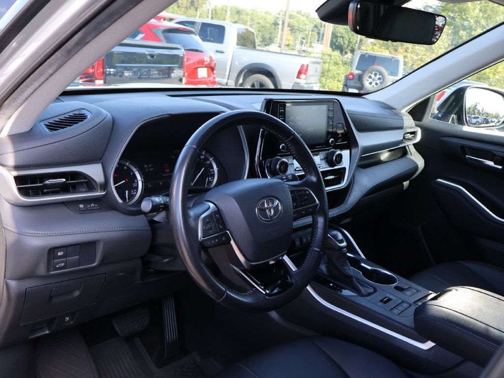 Used 2020 Toyota Highlander XLE AWD/4WD image 18