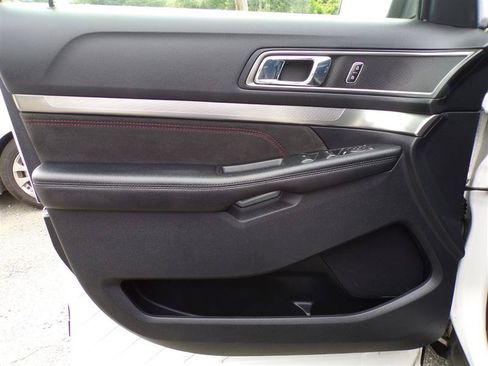Used 2018 Ford Explorer XLT w/ Equipment Group 202A AWD/4WD image 12