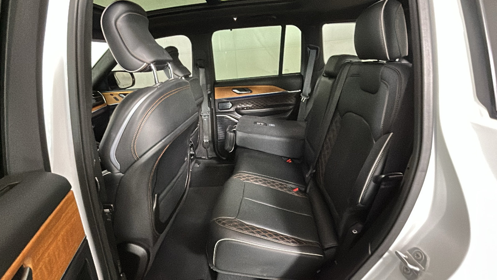 Used 2022 Jeep Grand Cherokee Summit AWD/4WD image 33